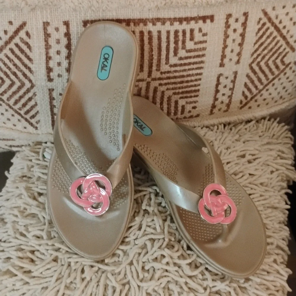 Oka B Sandy Gold And Coral Accent Flipflops - Picture 2 of 9